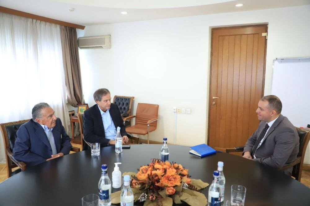 ՀՀ էկոնոմիկայի նախարարը հանդիպել է արգենտինահայ գործարար Էդուարդո Էռնեկյանի հետ