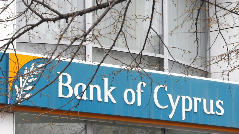Крупнейший банк Кипра закрывает счета россиян: чего ждать дальше