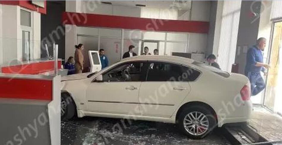Nissan մակնիշի մեքենան վթարվել է ու մխրճվել ՀԱՅԲԻԶՆԵՍԲԱՆԿԻ տարածք