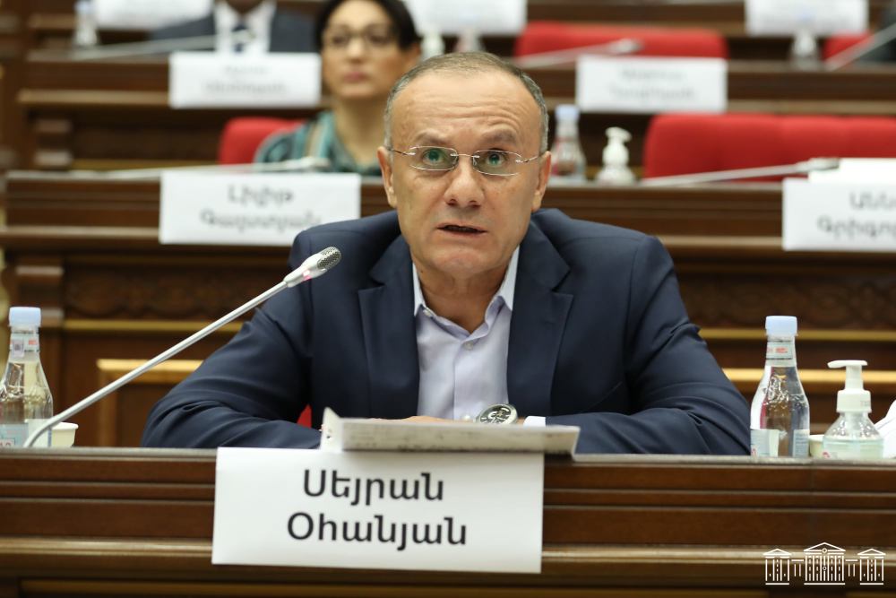 Լքեք դահլիճը, Դուք չգիտեք՝ որտեղ եք հայտնվել․ Ալեն Սիմոնյանը՝ Սեյրան Օհանյանին. ՏԵՍԱՆՅՈՒԹ