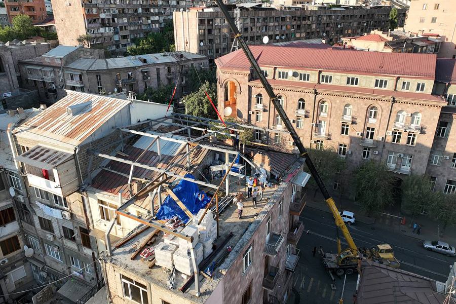 Թումանյան 39 հասցեում տրված շինթույլտվությունն անվավեր ճանաչելուց հետո հարկն ապամոնտաժվեց. ՏԵՍԱՆՅՈՒԹ