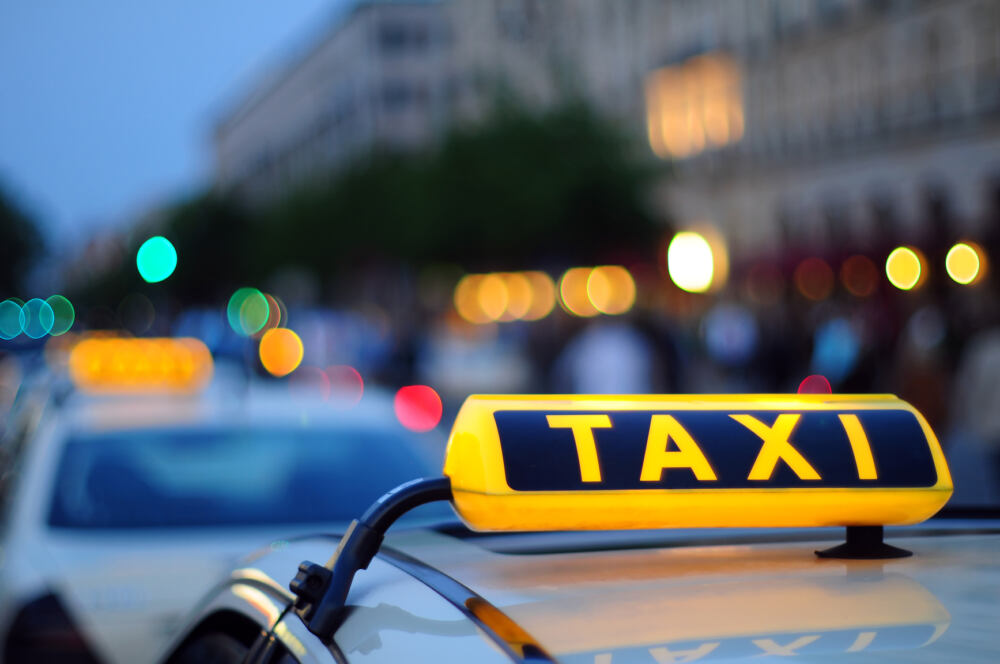 ​В Дубае туристу вернули забытые в такси деньги за полчаса