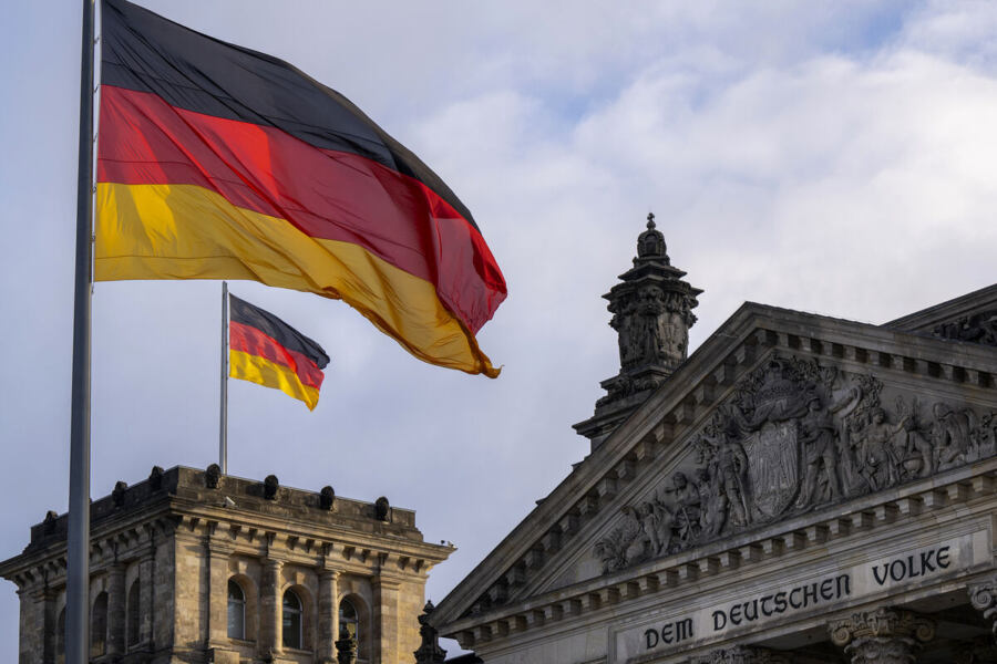 Германия стала третьей экономикой мира из-за рецессии в Японии