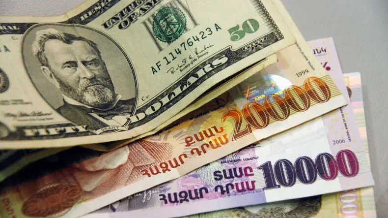 Ինչպիսի՞ն է իրական արդյունավետ փոխարժեքի վարքագիծը