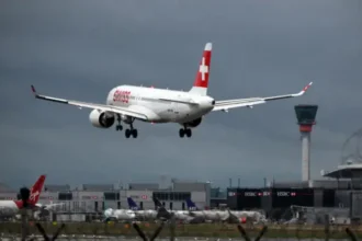 Britain’s main airport resumes flights