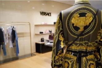 Capri Holdings-ի բաժնետոմսերը նվազել են 12,9%-ով Versace-ի վաճառքի ֆոնին