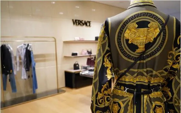 Capri Holdings-ի բաժնետոմսերը նվազել են 12,9%-ով Versace-ի վաճառքի ֆոնին