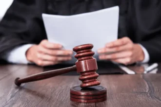 Կաշառք ստանալու համար մեղադրվող երկու նախկին պաշտոնյաները կալանավորվել են