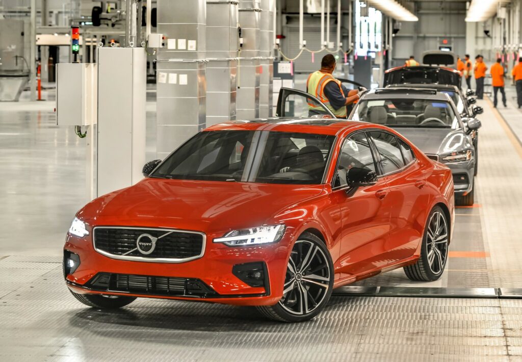 Volvo Drivers Might Actually Have To Use Mirrors After Glitch Hits 413K Cars