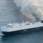 В Тихом океане загорелось судно с 3 тыс. машин