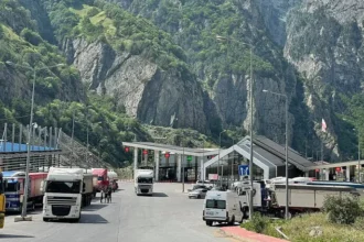 Գեզի մաքսային տերմինալից դուրս է եկել և դեպի Վերին Լարս ճանապարհ է ընկել 49 կոնյակով բեռնված մեքենա