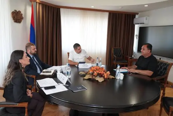 Ձեռներեցության խթանման, բիզնես գործունեություն ծավալելու թեմաները էկոնոմիկայի նախարարը քննարկել է մարզաբնակ մի խումբ գործարարների հետ