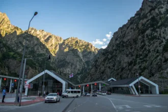 Լարսը փակ է մեծ բեռնատարների համար