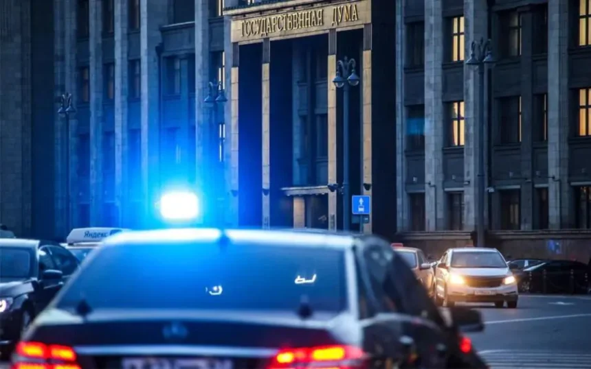 В России вырос штраф за непропуск машин с мигалками
