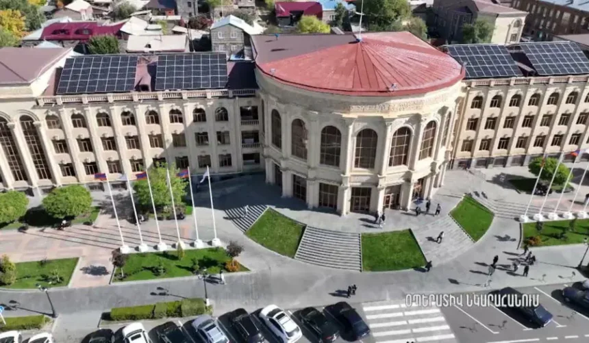 Գյումրի համայնքի մի խումբ պաշտոնատար անձանց կողմից խոշոր չափերով կաշառք ստանալու, կաշառք տալու մեղադրանքներով ձերբակալվել է 8 անձ