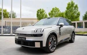 Дилеры назвали реальные цены на Lynk & Co 900