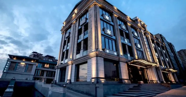 Որպես հյուր հրավիրված  կինը հափշտակել է «iPhone» հեռախոս և ոսկյա վզնոց՝ իր խաչով