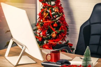 Россиянам напомнили о штрафах за украшение рабочего места к Новому году