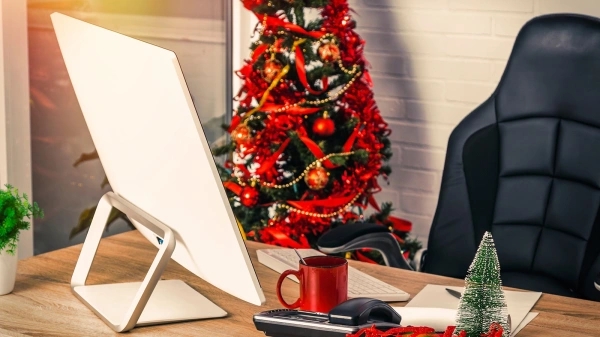 Россиянам напомнили о штрафах за украшение рабочего места к Новому году