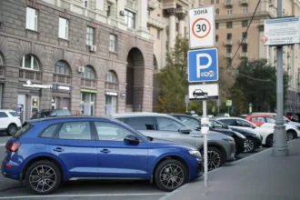 В Госдуме предложили запретить платные парковки в жилых зонах многоквартирных домов
